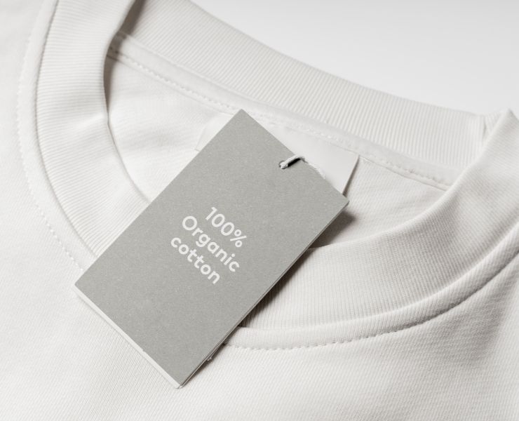 Biały t-shirt jako symbol jakości ubrań.