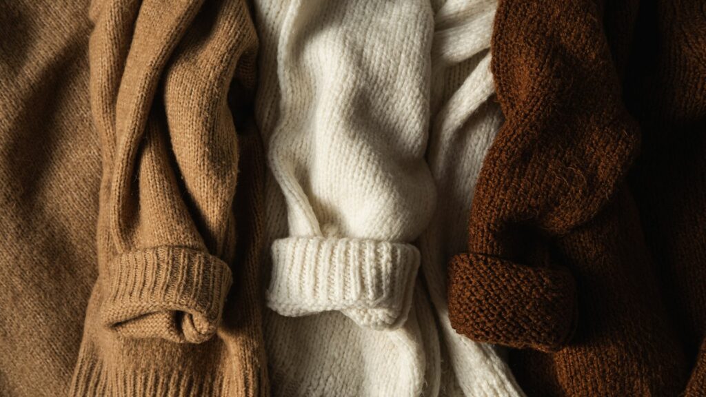 Sweter z miękkiej wełny merino w minimalistycznym stylu.