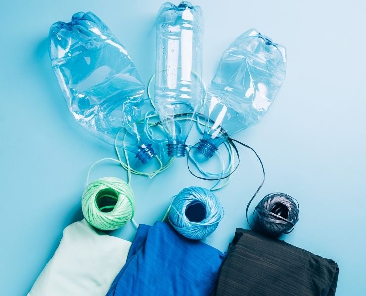 Syntetyczna tkanina z poliestru – elastyczny materiał syntetyczny, często spotykany w składzie ubrań.
