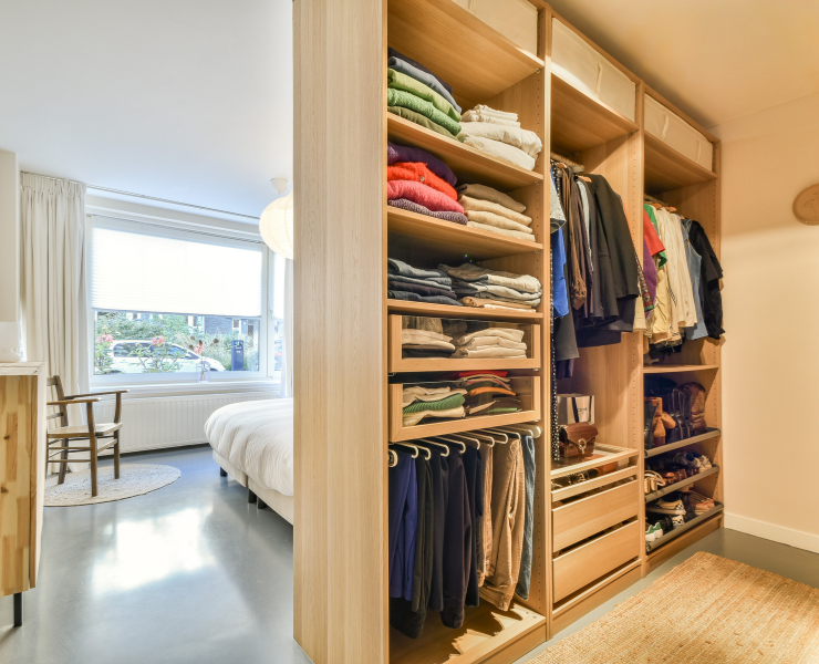 Krok po kroku segregowanie ubrań w szafie – poradnik dla mam, które chcą wiedzieć, jak zmotywować się do porządków w szafie.