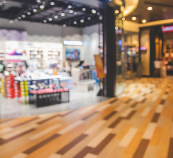 Przymierzanie ciepłego płaszcza przed lustrem w sklepie odzieżowym.