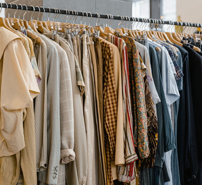 Minimalistyczna szafa kapsułowa przygotowana na zimowe wyprzedaże, z wybraną listą potrzebnych ubrań.