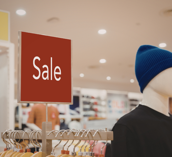 Zbliżenie na metkę z obniżoną ceną i przekreśloną starą kwotą podczas zimowe wyprzedaże.