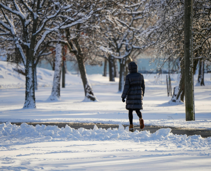 Zbliżenie na detale pikowania i materiał kurtki puchowej.