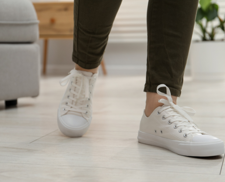 Minimalistyczne sneakersy w neutralnym kolorze do capsule wardrobe”